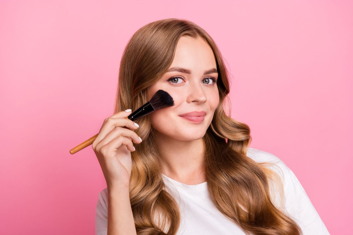 Frau mit soften Tages-Make-up vor rosa Hintergrund