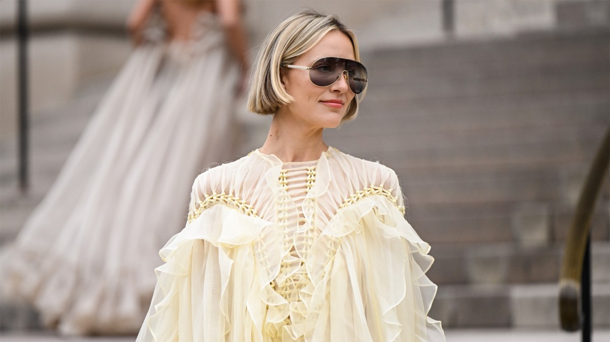 Streetstyle mit gelber Bluse und Sonnenbrille