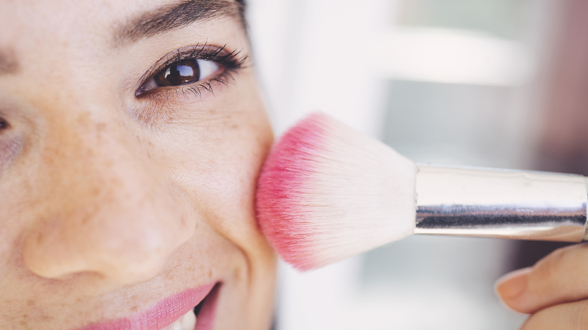 In-Sekunden-frisch-aussehen-Dann-brauchst-du-dieses-2-in-1-Beauty-Produkt