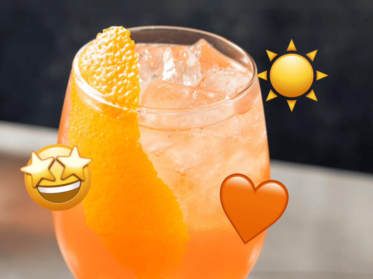 Aperol Sour Cocktail in einem Weinglas.