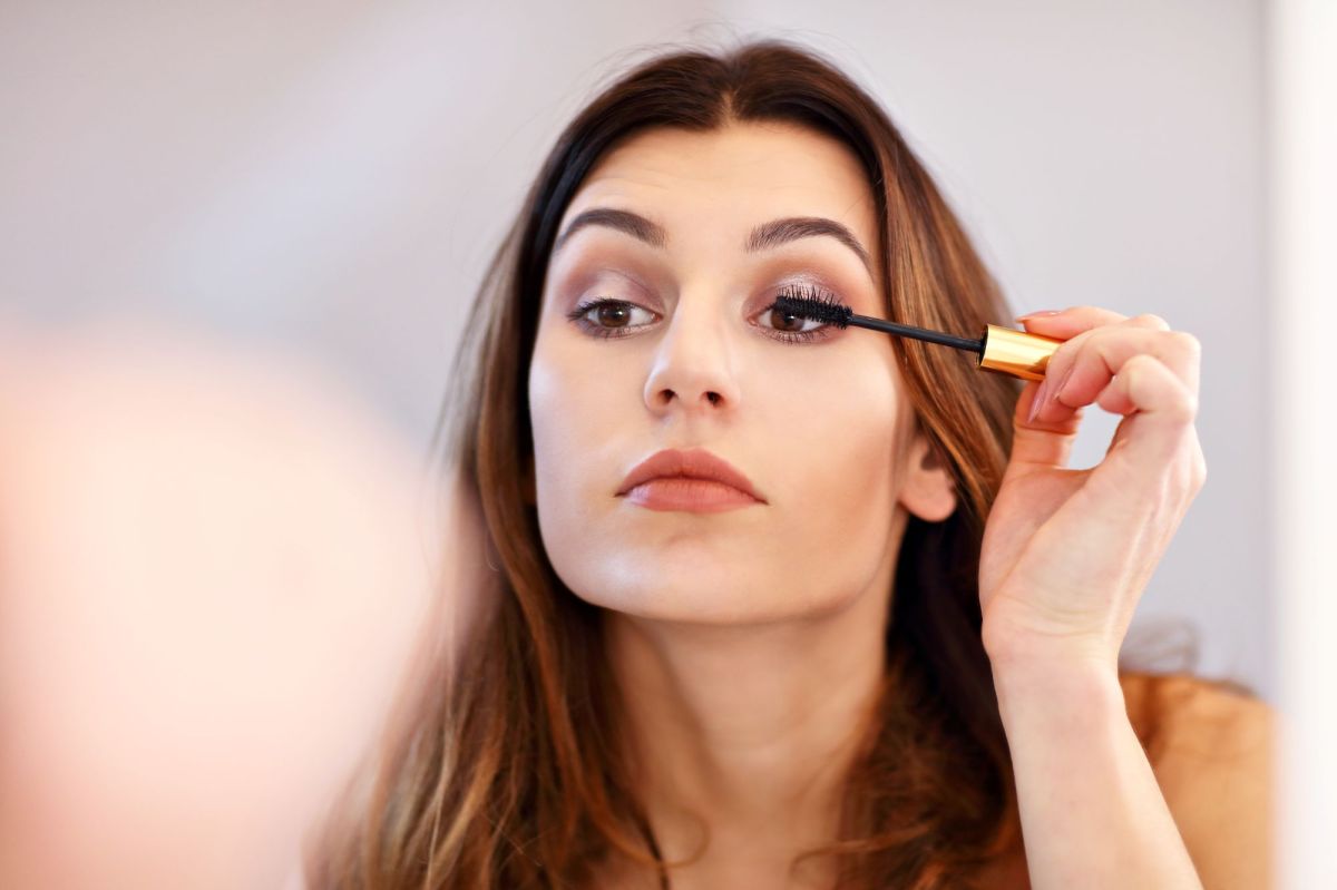 Frau trägt Mascara auf