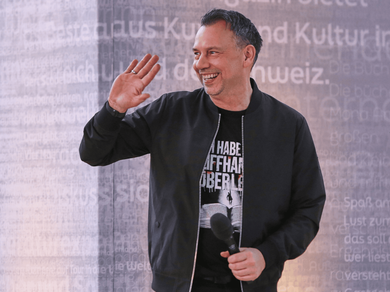 Sebastian Fitzek auf Bühne bei einer Buchmesse.