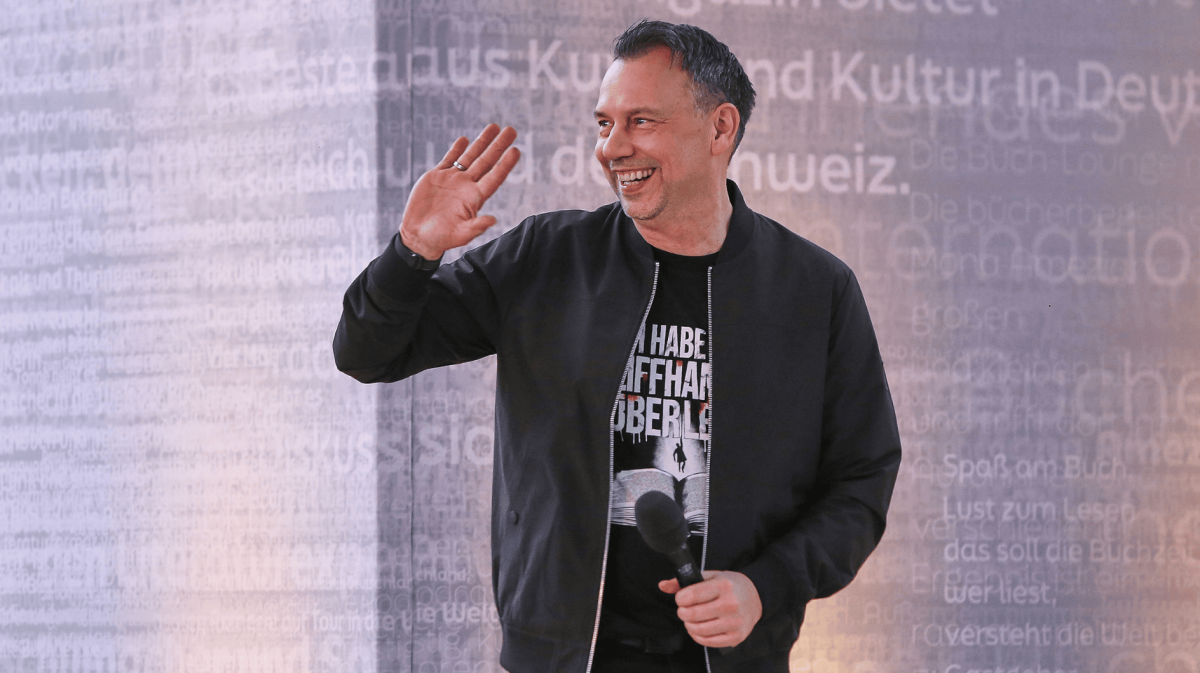 Sebastian Fitzek auf Bühne bei einer Buchmesse.