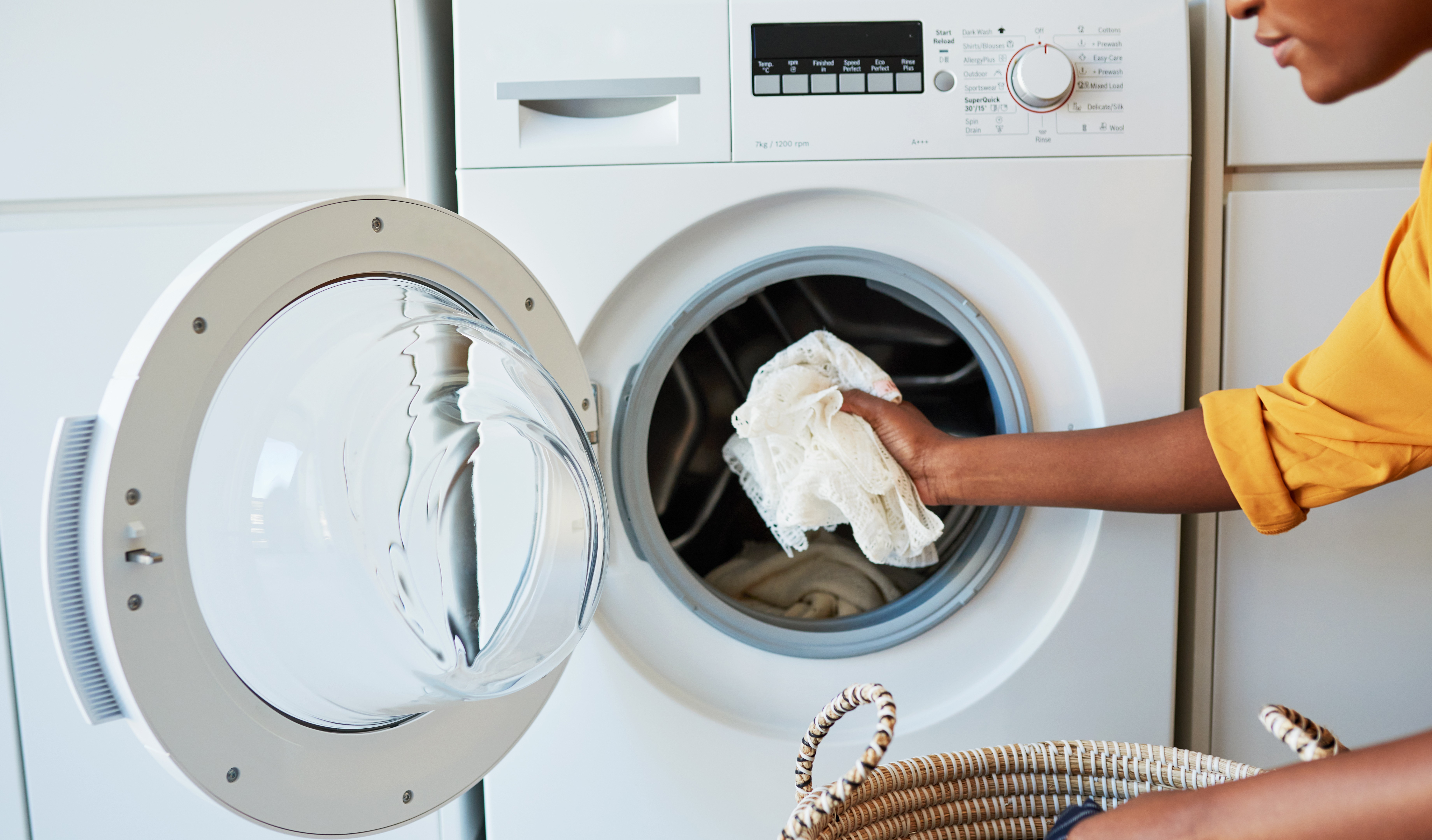 Wei-e-W-sche-waschen-Gib-ein-Hausmittel-mit-in-die-Maschine-und-deine-Kleidung-strahlt-wieder