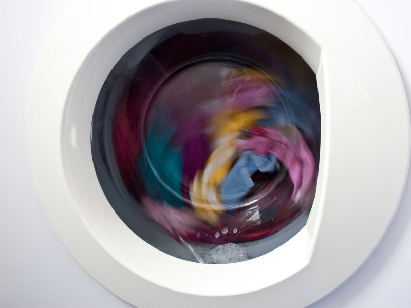 Waschmaschine mit bunter Kleidung