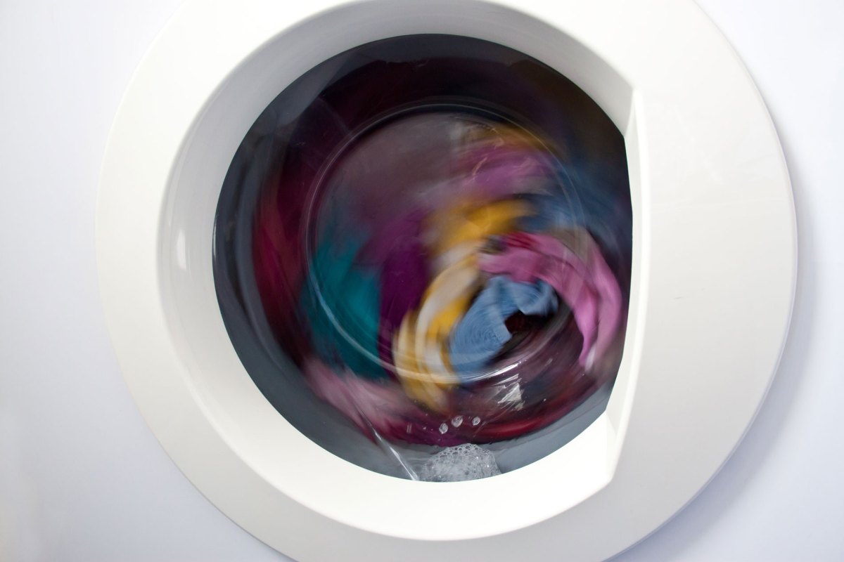 Waschmaschine mit bunter Kleidung