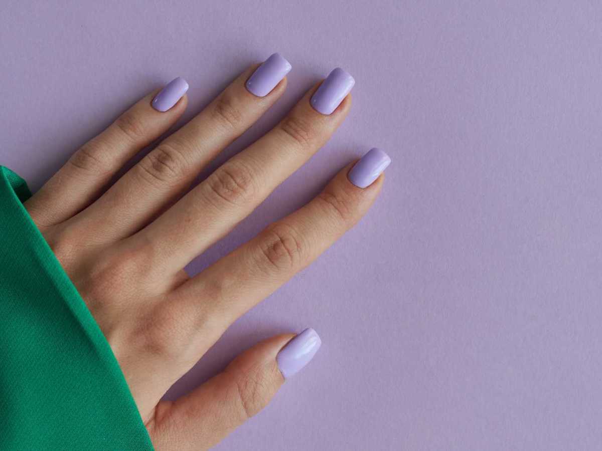Smokey Amethyst Nails: Hailey Bieber schwört auf den frühlingshaften Nageltrend