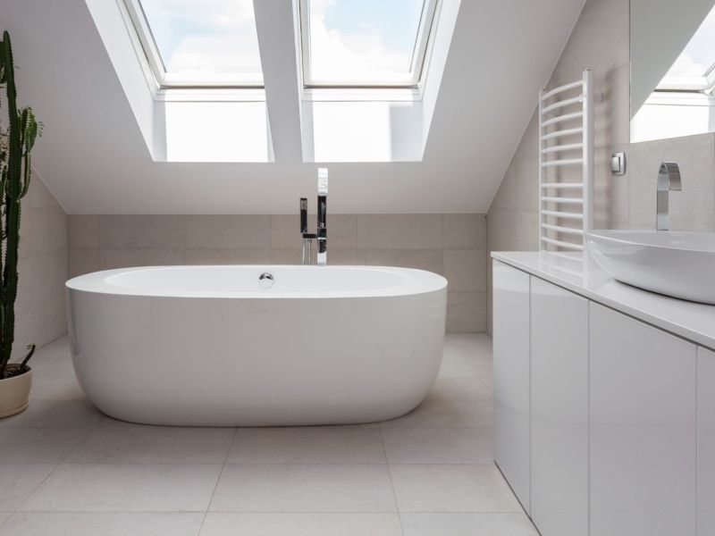 Badezimmer mit freistehender Badewanne