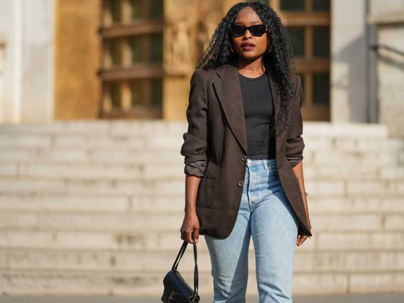Carrole Sagba in einem braunen Blazer.