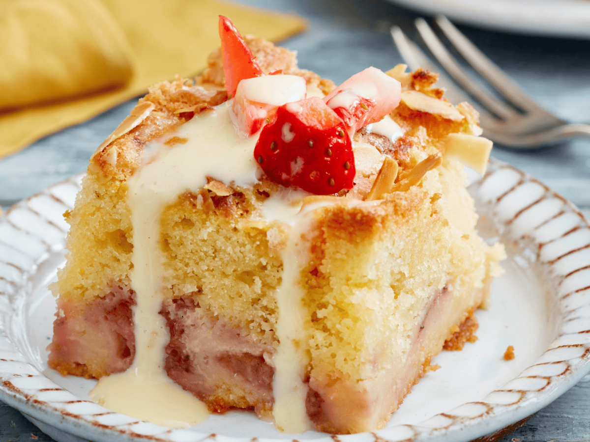Blechkuchen mit Erdbeeren und Pudding.