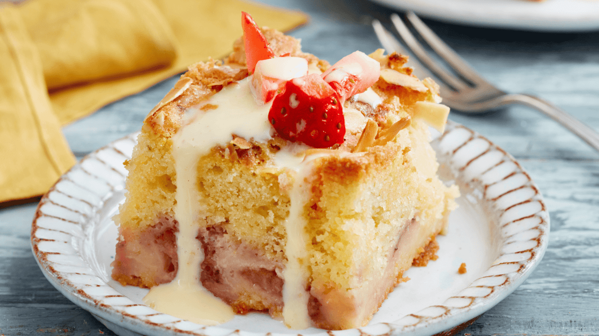 Blechkuchen mit Erdbeeren und Pudding.