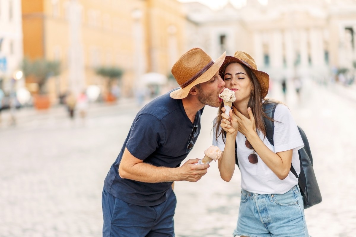 Mann und Frau essen Eiscreme.