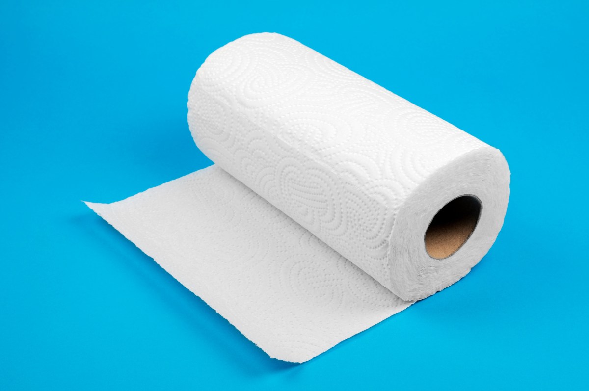 Küchenrolle auf blauem Hintergrund