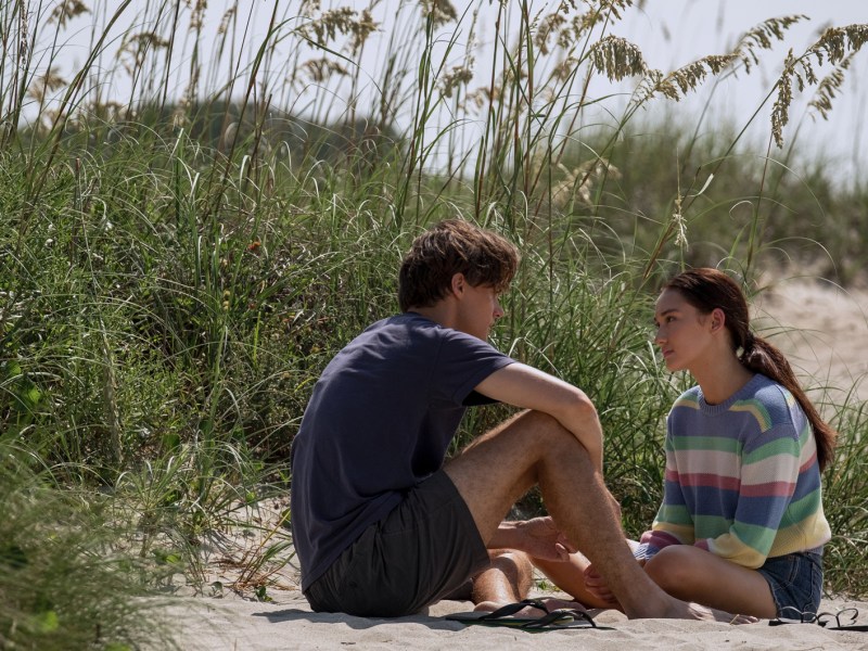 Szenenbild aus der Prime Video-Serie Der Sommer als ich schön wurde mit Christopher Briney (Conrad), Lola Tung (Belly)