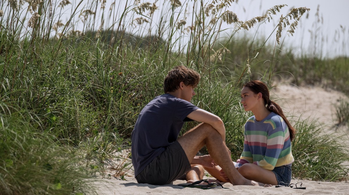 Szenenbild aus der Prime Video-Serie Der Sommer als ich schön wurde mit Christopher Briney (Conrad), Lola Tung (Belly)