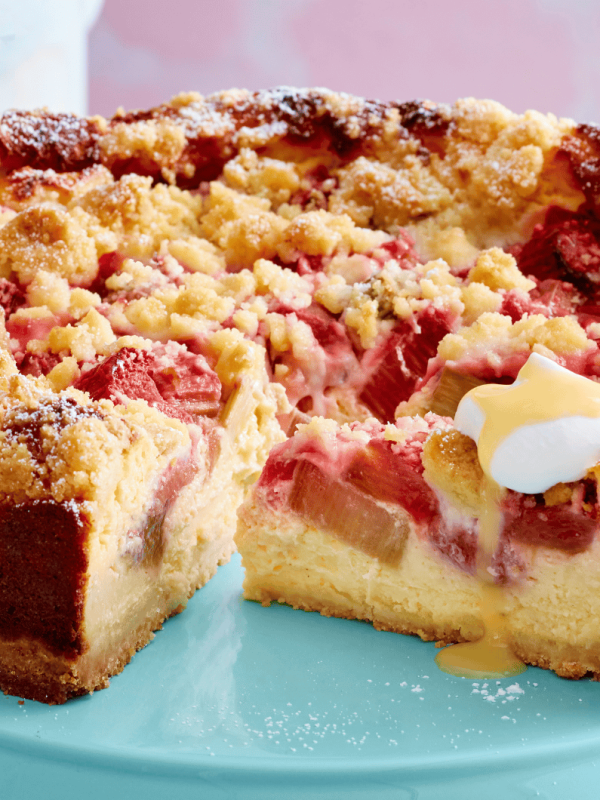 Ein Stück vom Glück: Rhabarber-Käsekuchen mit Streuseln und Eierlikör