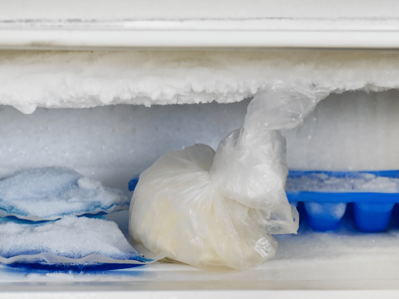 Vereistes Gefrierfach mit Eiswürfel drin.