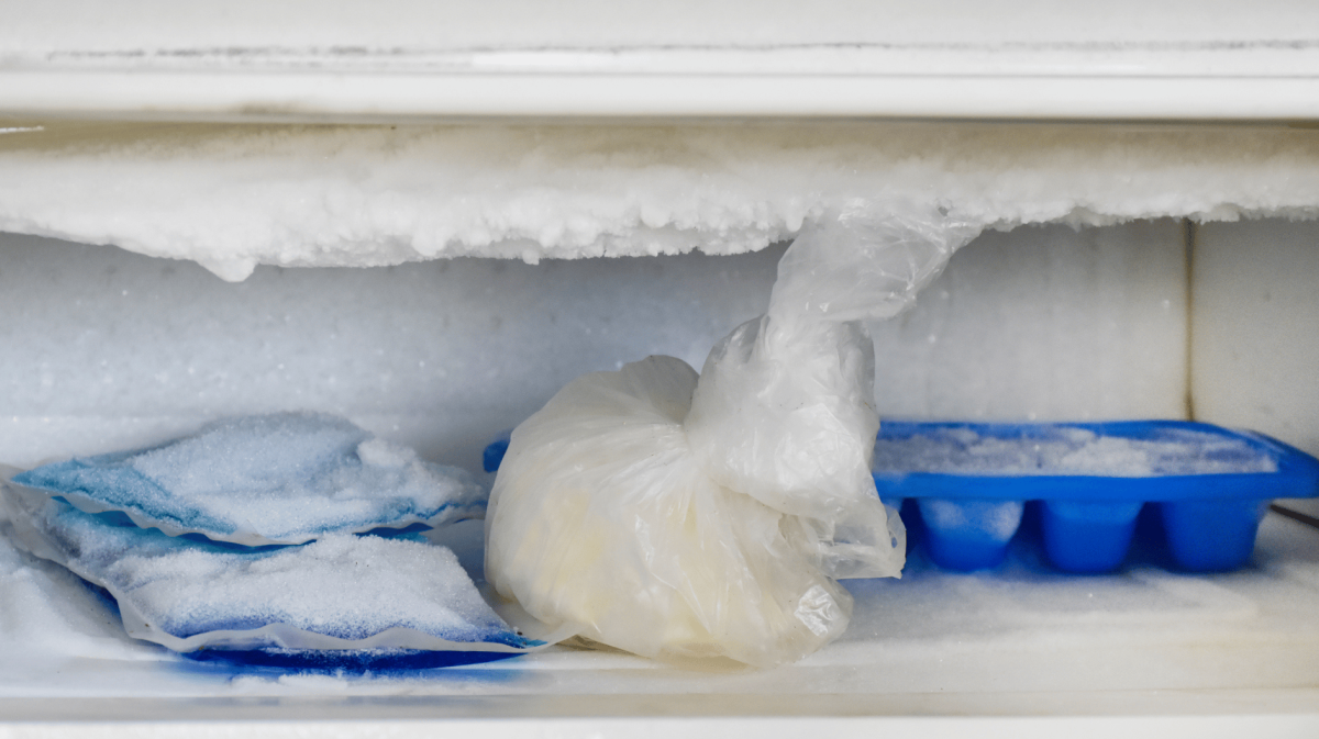 Vereistes Gefrierfach mit Eiswürfel drin.
