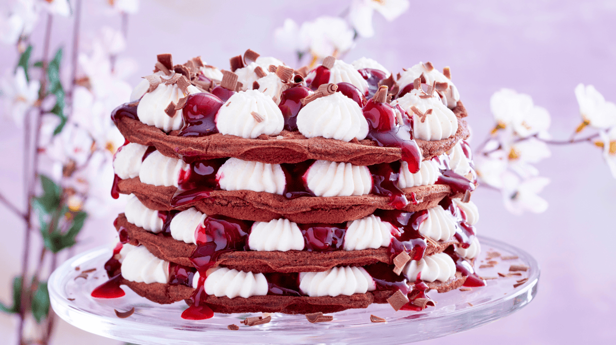 Waffeltorte mit Kirschen und Sahne dazwischen.