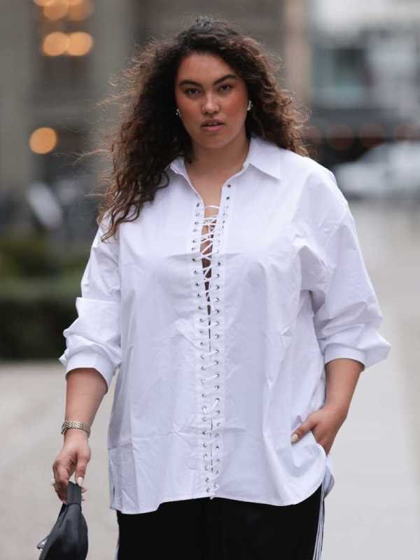 Mit diesen 5 Tricks wird deine weiße Bluse zum Fashion-Statement