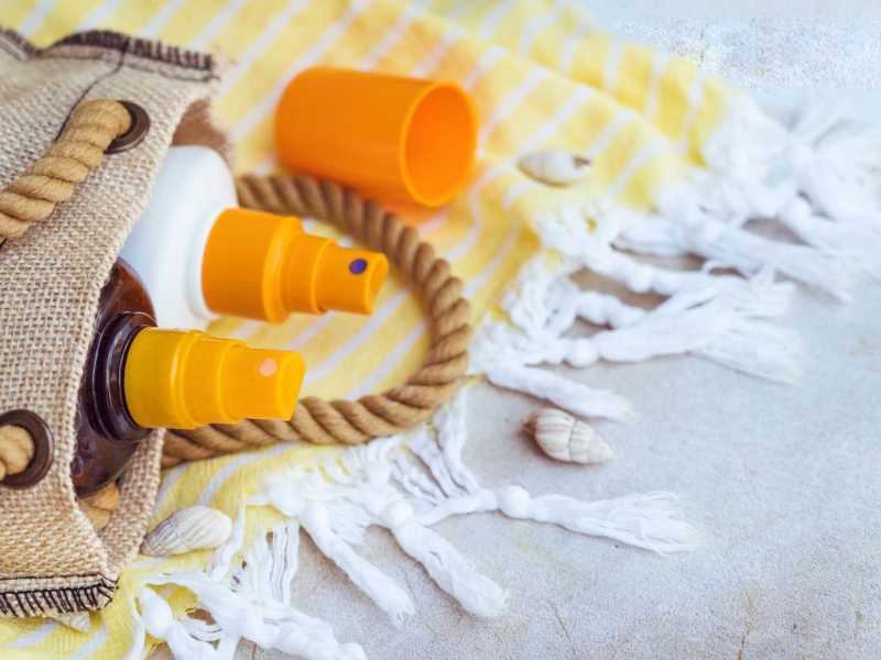 Sonnencreme und Bräunungsbechleuniger in einer Strandtasche