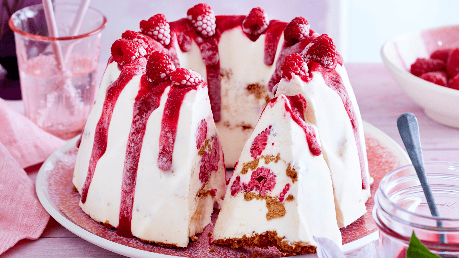 Kalt-cremig-genial-Der-Eiscreme-Gugelhupf-mit-Himbeeren-schmeckt-nach-Sommer-pur