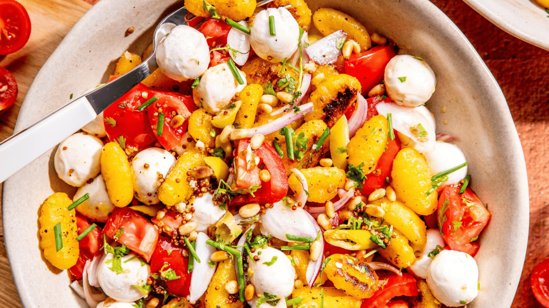 Knuspriger-Gnocchi-Salat-aus-dem-Airfryer-So-viel-besser-als-der-klassische-Kartoffelsalat-