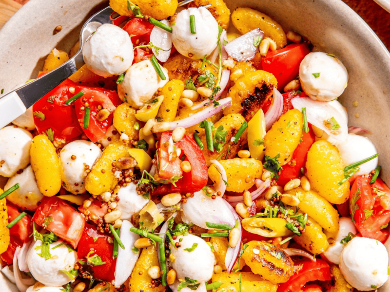 Gnocchi-Salat mit Tomate und Mozzarella.