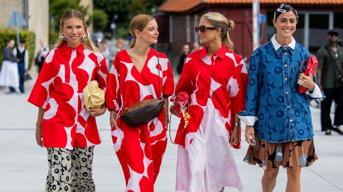 Streetstyle von vier Frauen in weiten Kleidern und Röcken