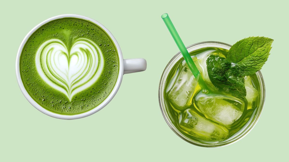 Tasse mit Matcha Latte und Glas mit Iced Matcha Latte auf hellgrünem Hintergrund