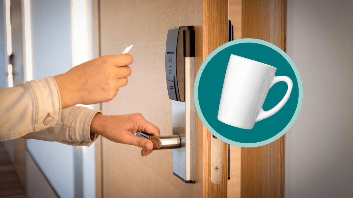 Person öffnet Hotelzimmer.