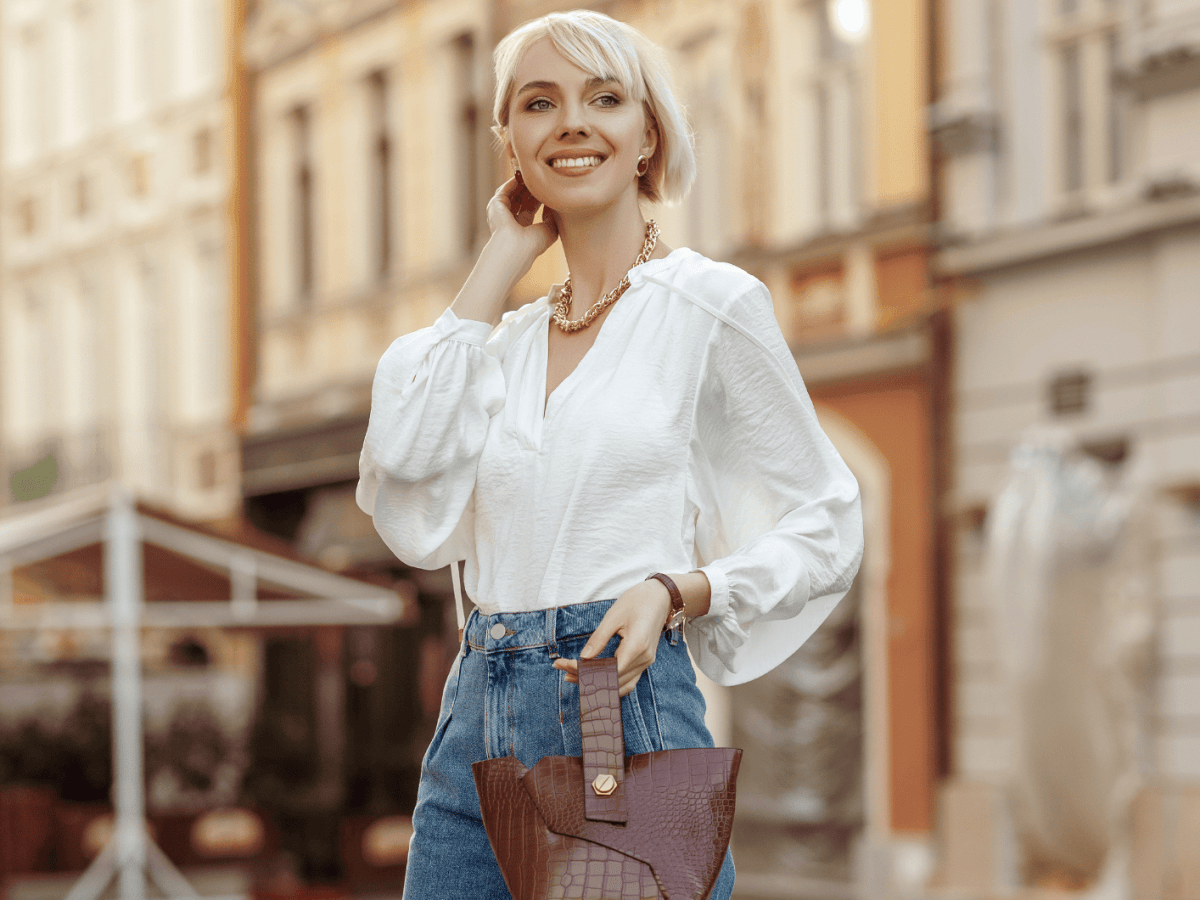 Kennst du den „Ohrring-Trick“? So wird aus einem Basic-Shirt ein Designer-Teil