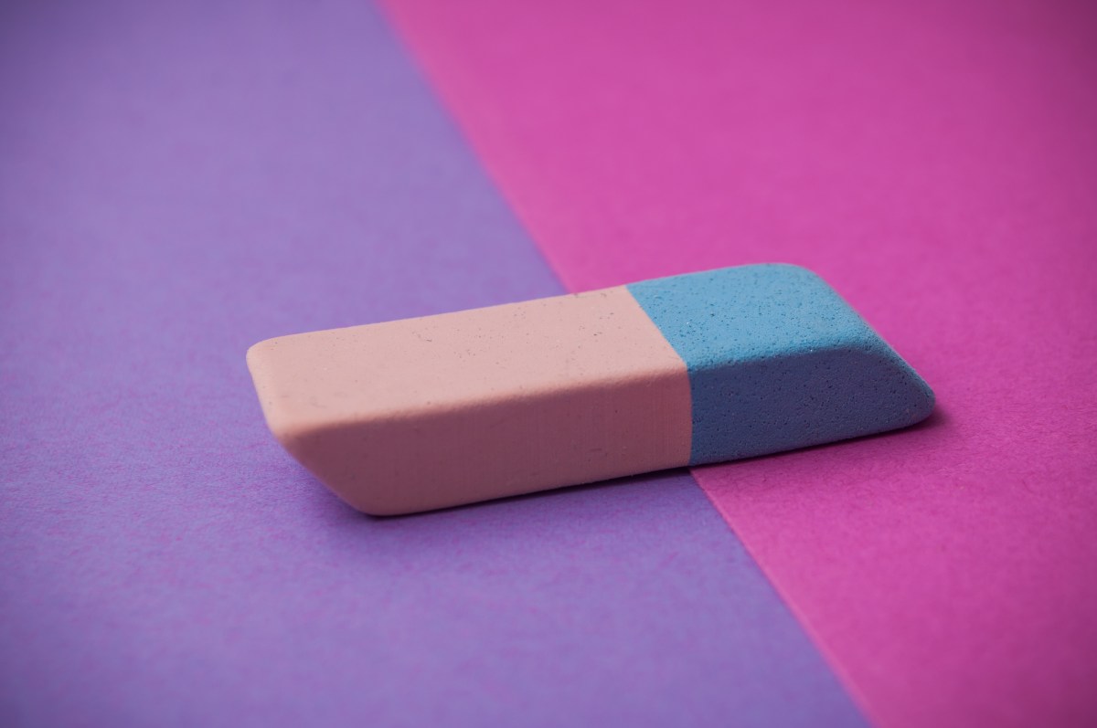Radiergummi mit roter und blauer Seite auf lila Hintergrund