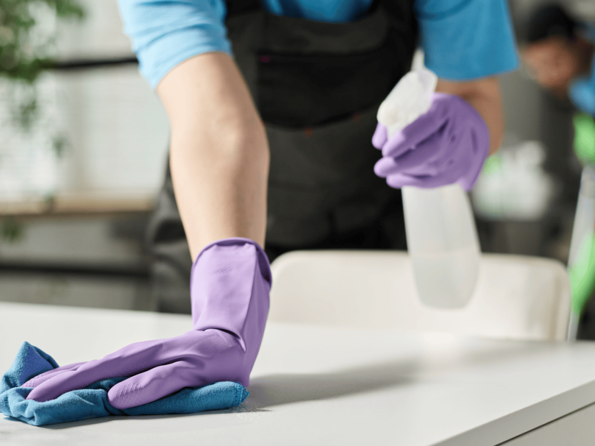 Wisch und weg: Mit dem „Salatdressing-Trick“ bleibt deine Wohnung ewig staubfrei
