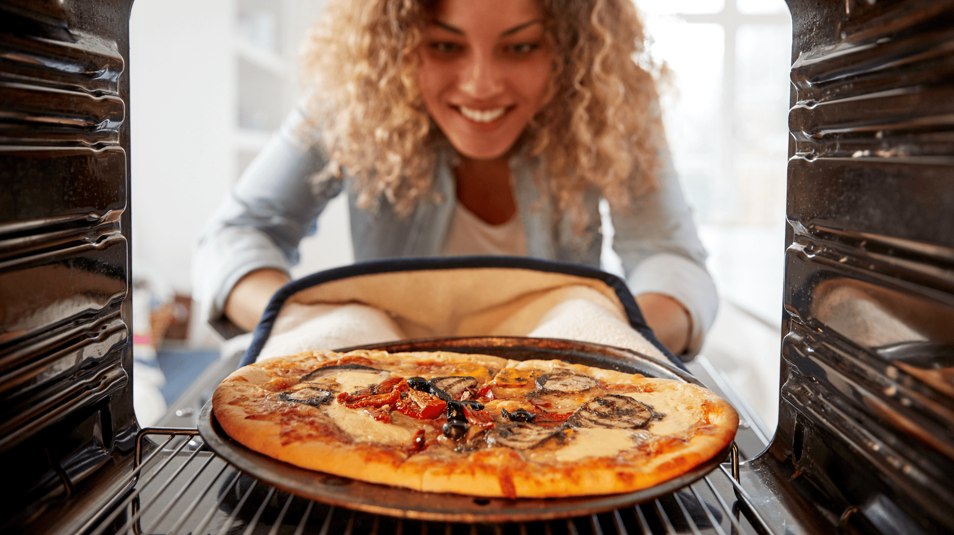 K-che-Mit-diesem-Trick-passen-2-TK-Pizzen-auf-ein-Backblech