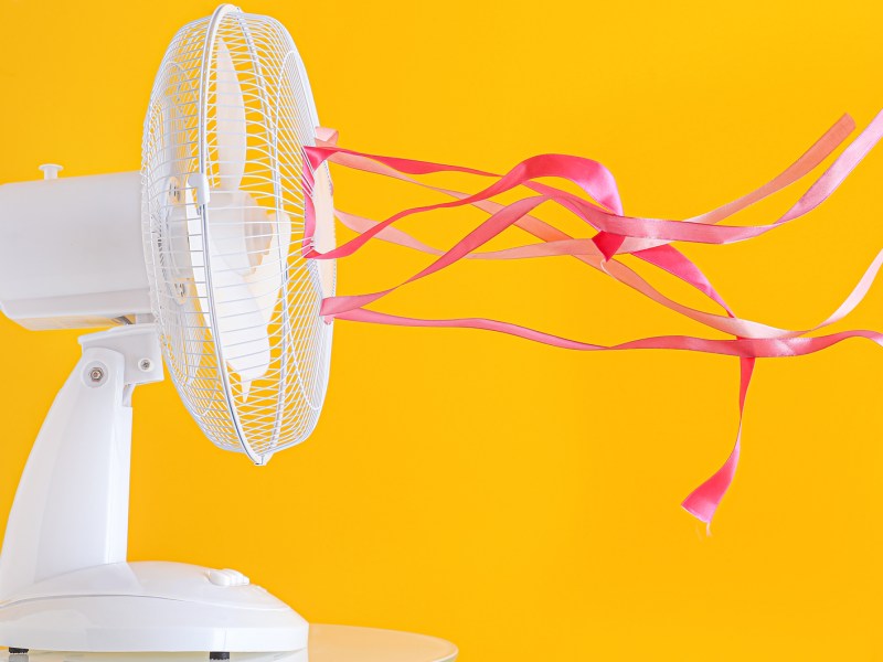 Weißer Ventilator vor gelbem Hintergrund