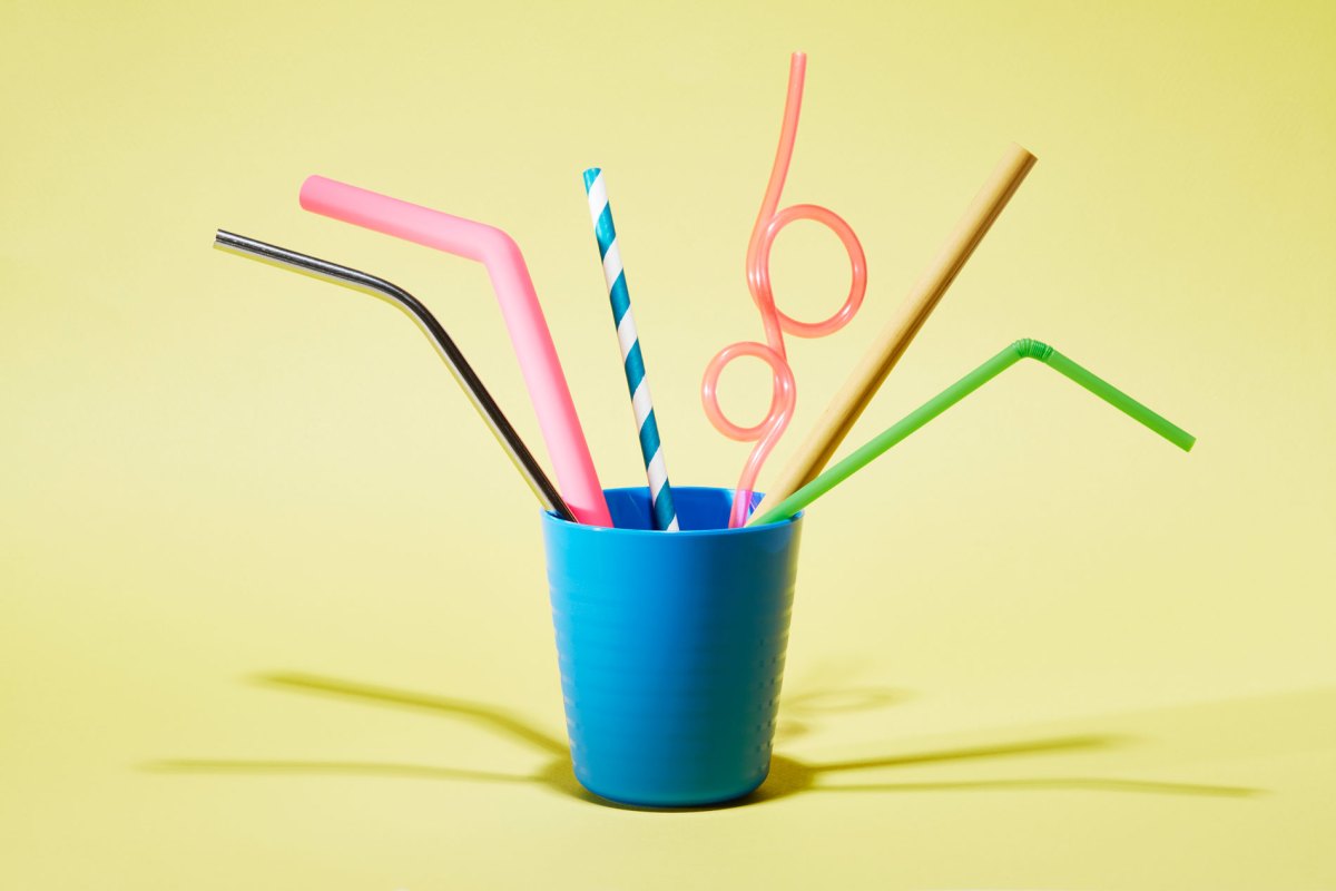 Ein Becher mit Strohhalmen in verschieden bunten Designs