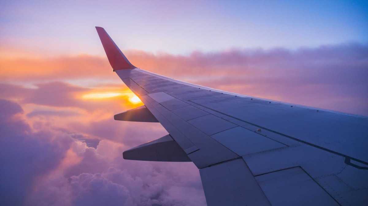 Flügel eines Flugzeugs vor dem Sonnenuntergang