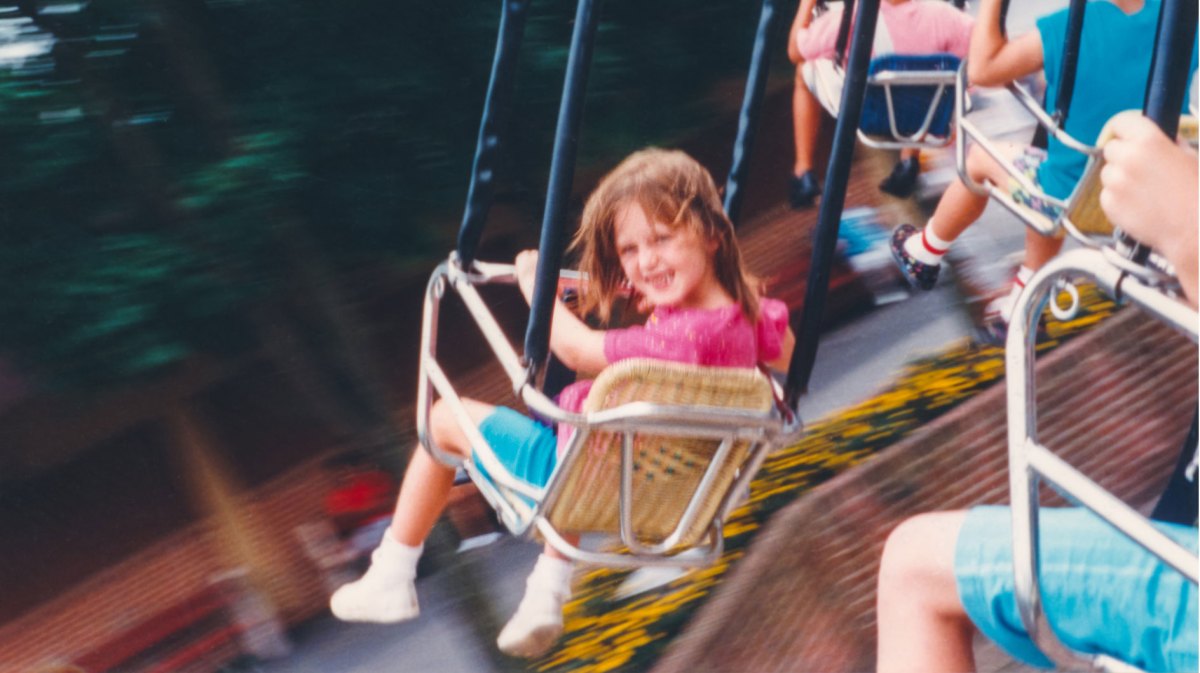 Mädchen in den 90er Jahre auf einem Kettenkarussell.