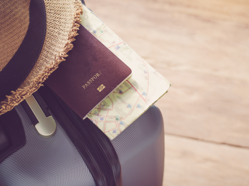 Reisepass und Gepäck liegt bereit