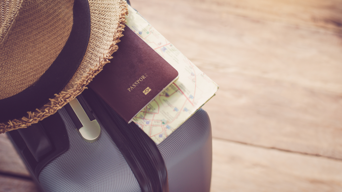 Reisepass und Gepäck liegt bereit