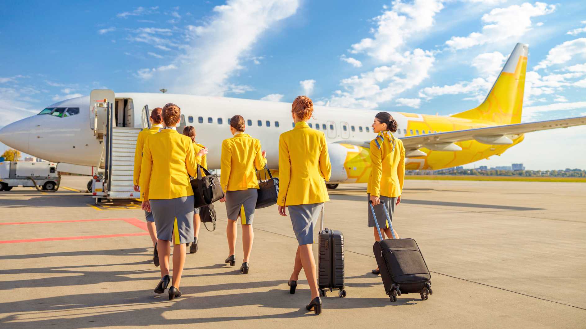 Urlaub-Kaum-jemand-wei-warum-Flugbegleiter-beim-Einstieg-auf-deine-Schuhe-achten