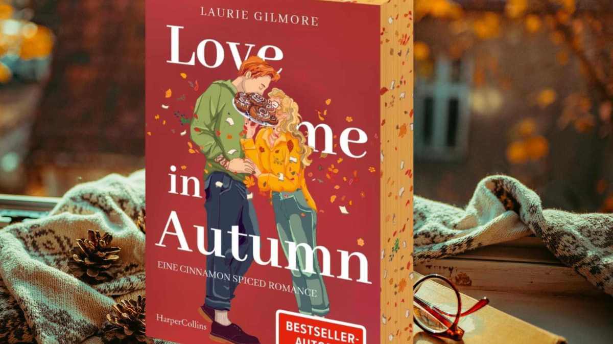 Buch Love Me in Auutmn von Laurie Gilmore vor herbstlichem Hintergrund