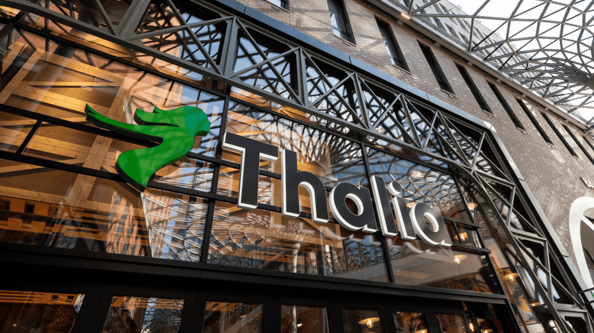 Geschäftsfront einer Thalia-Filiale mit neuem Logo.