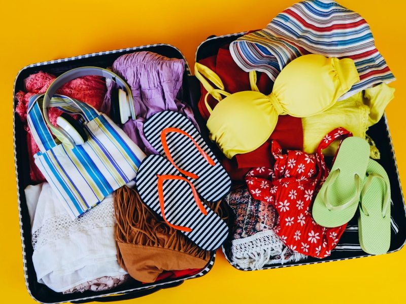 Koffer voll gepackt mit bunter Wäsche für den Urlaub