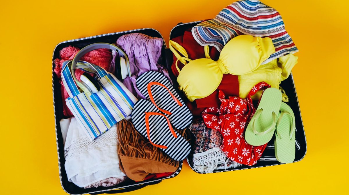 Koffer voll gepackt mit bunter Wäsche für den Urlaub