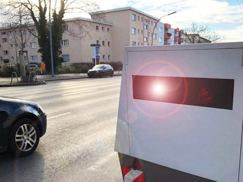 Auto wird von einem Blitzer geblitzt.