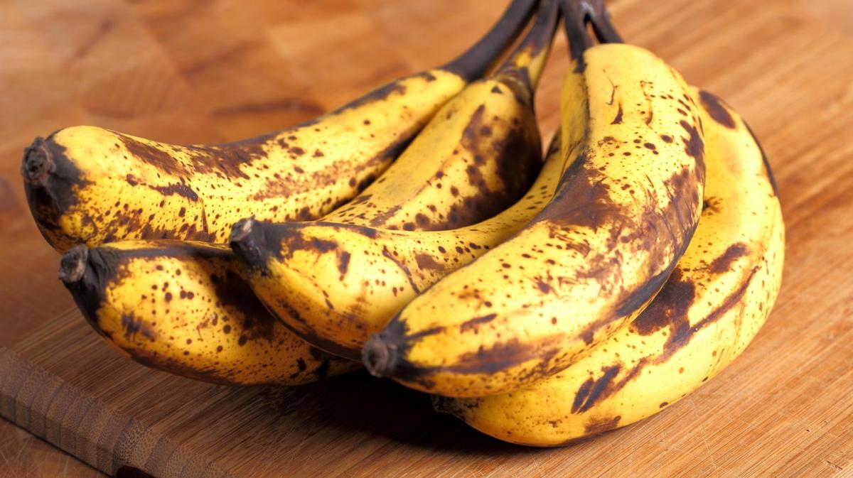 Bananen haben braune Stellen.