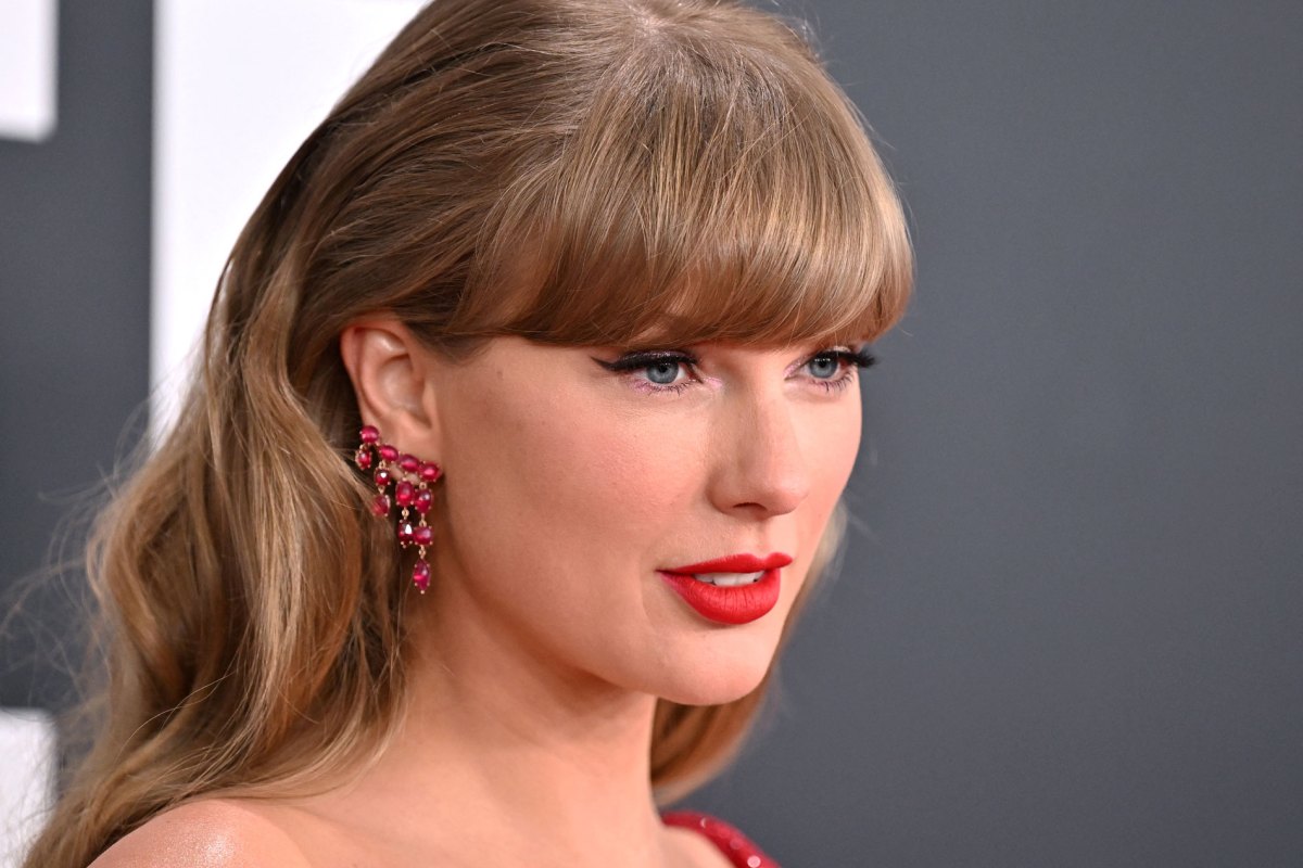 Sängerin Taylor Swift mit korallroten Lippen