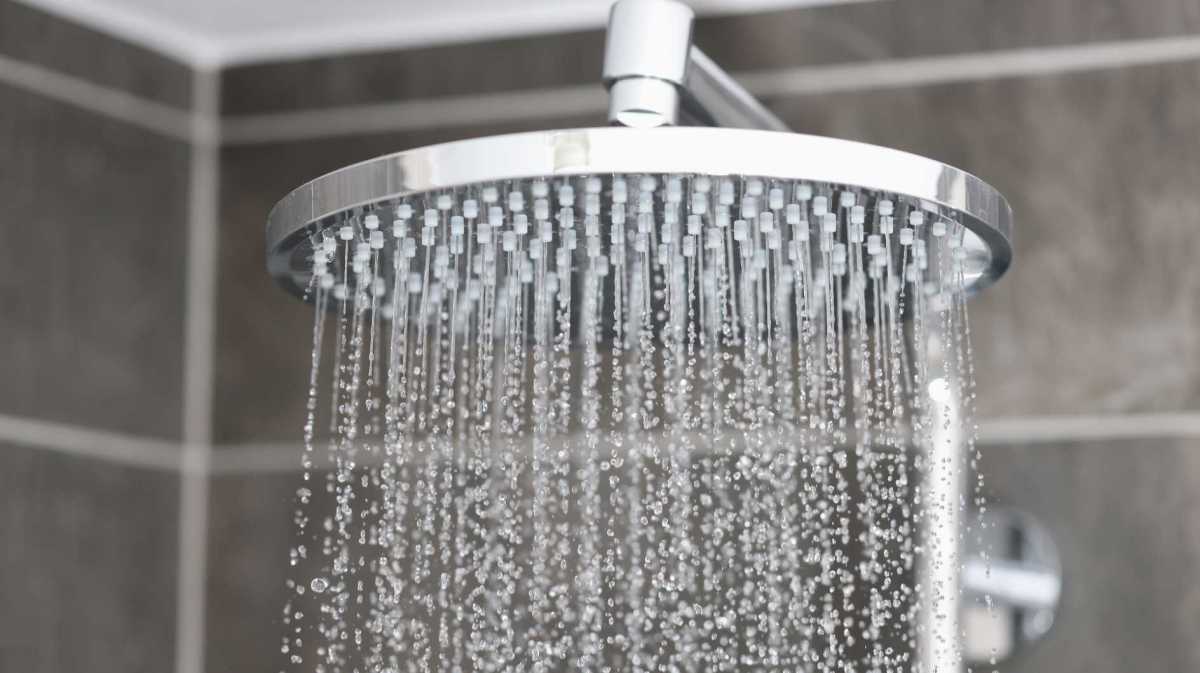 Aus einem Duschkopf kommt Wasser
